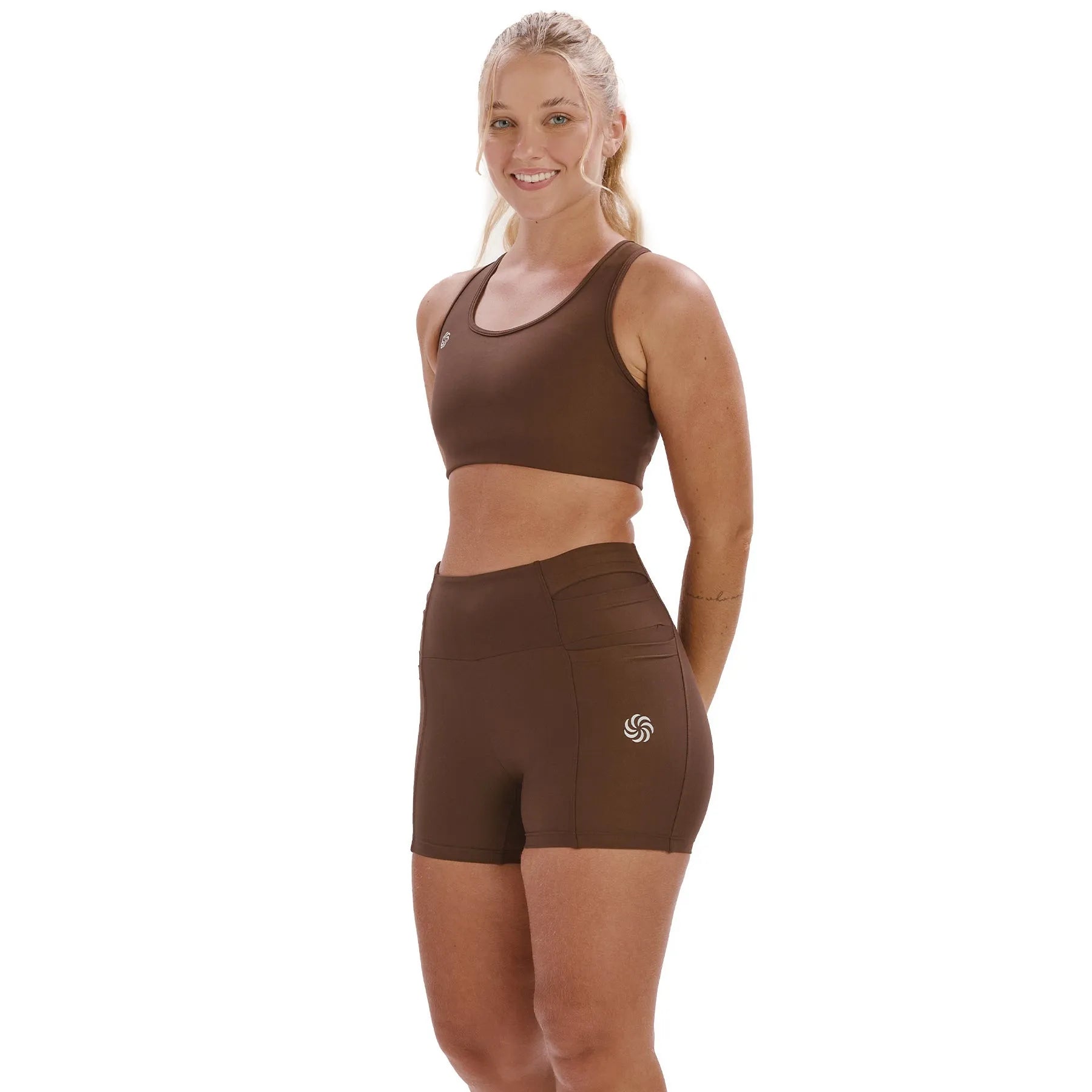 Short de Compressão Curto com Multibolsos Total Emana Café