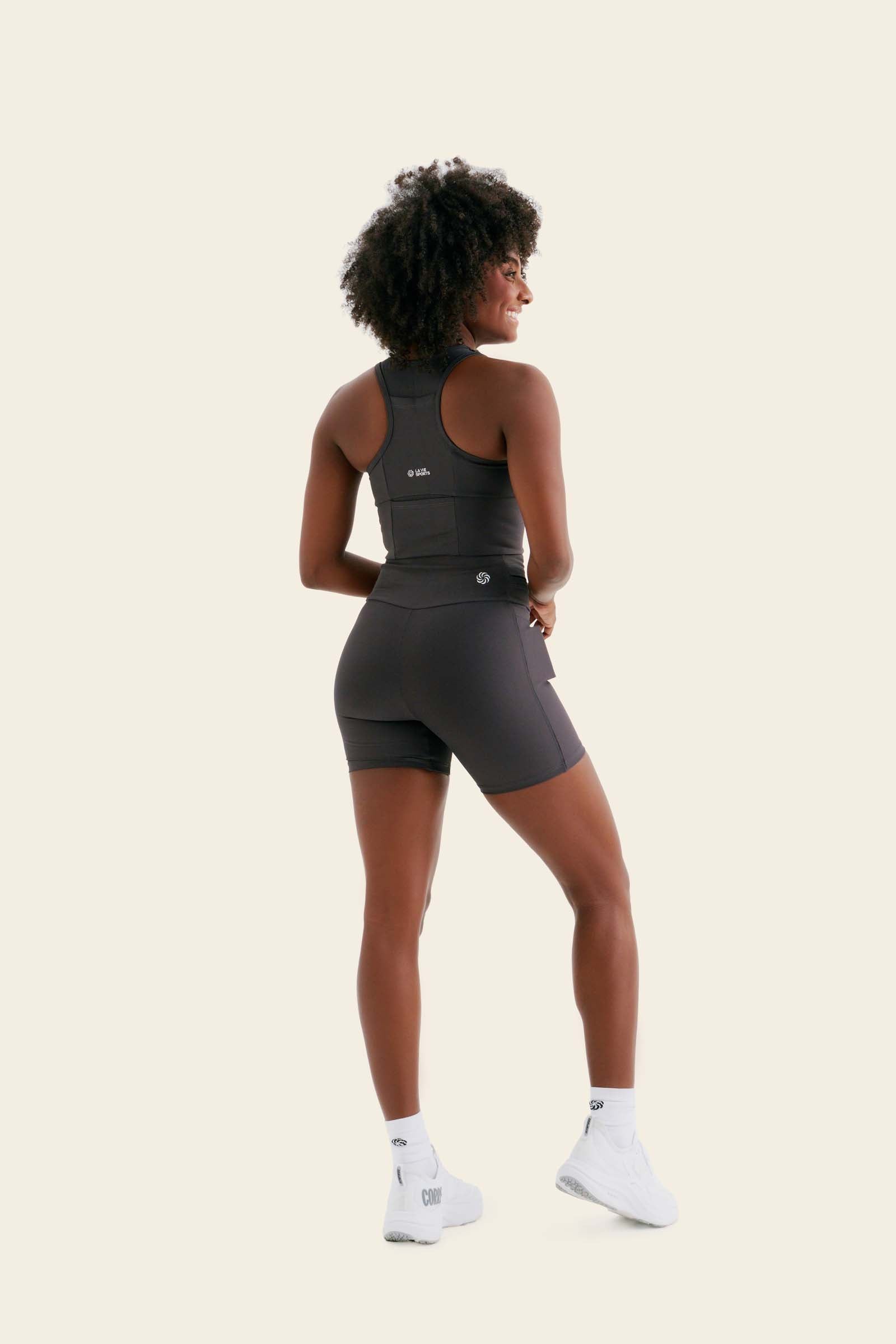 Look: Top multibolsos + Short multibolsos livre grafite