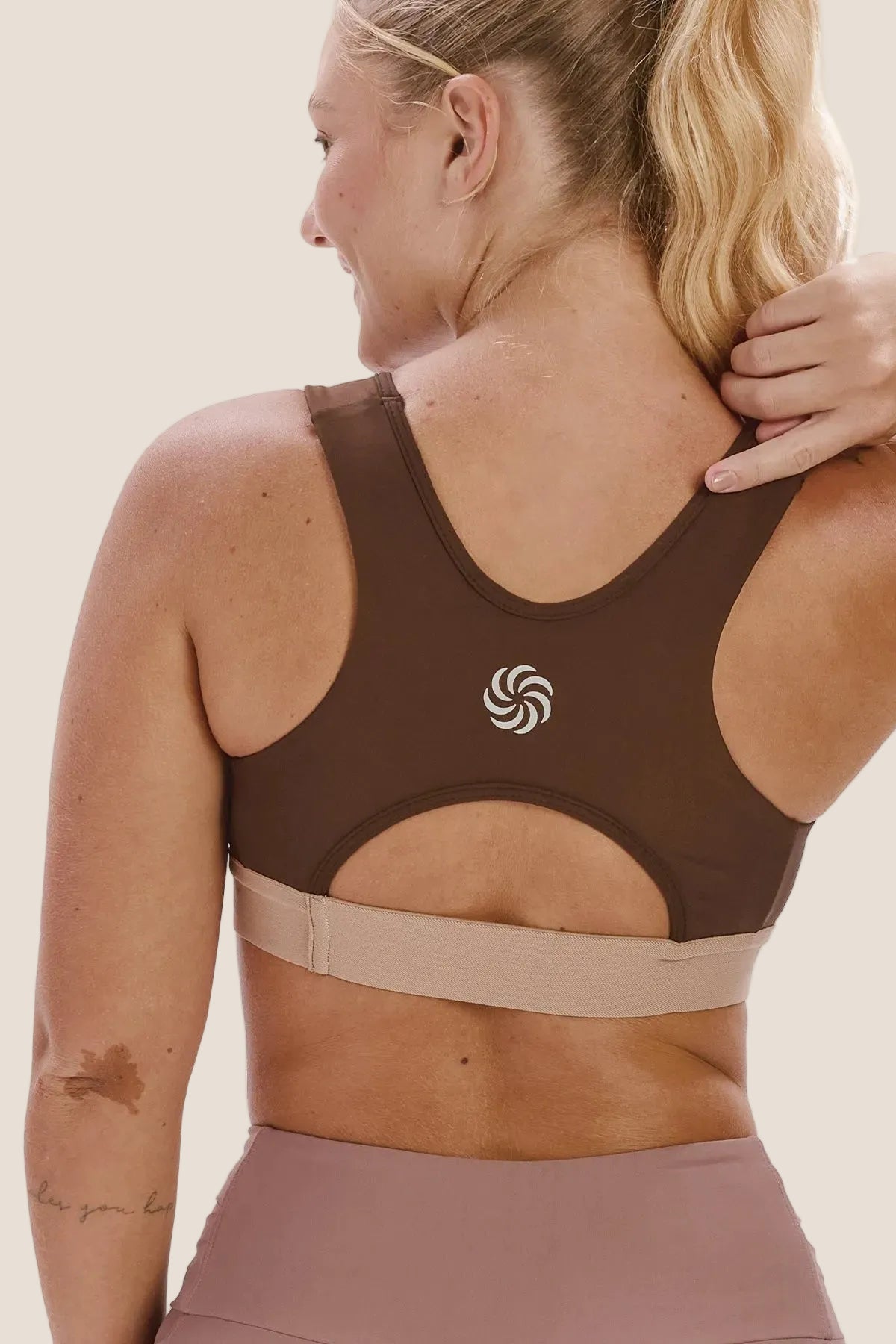 Top de Compressão com Bolso Recortes Total Emana Café