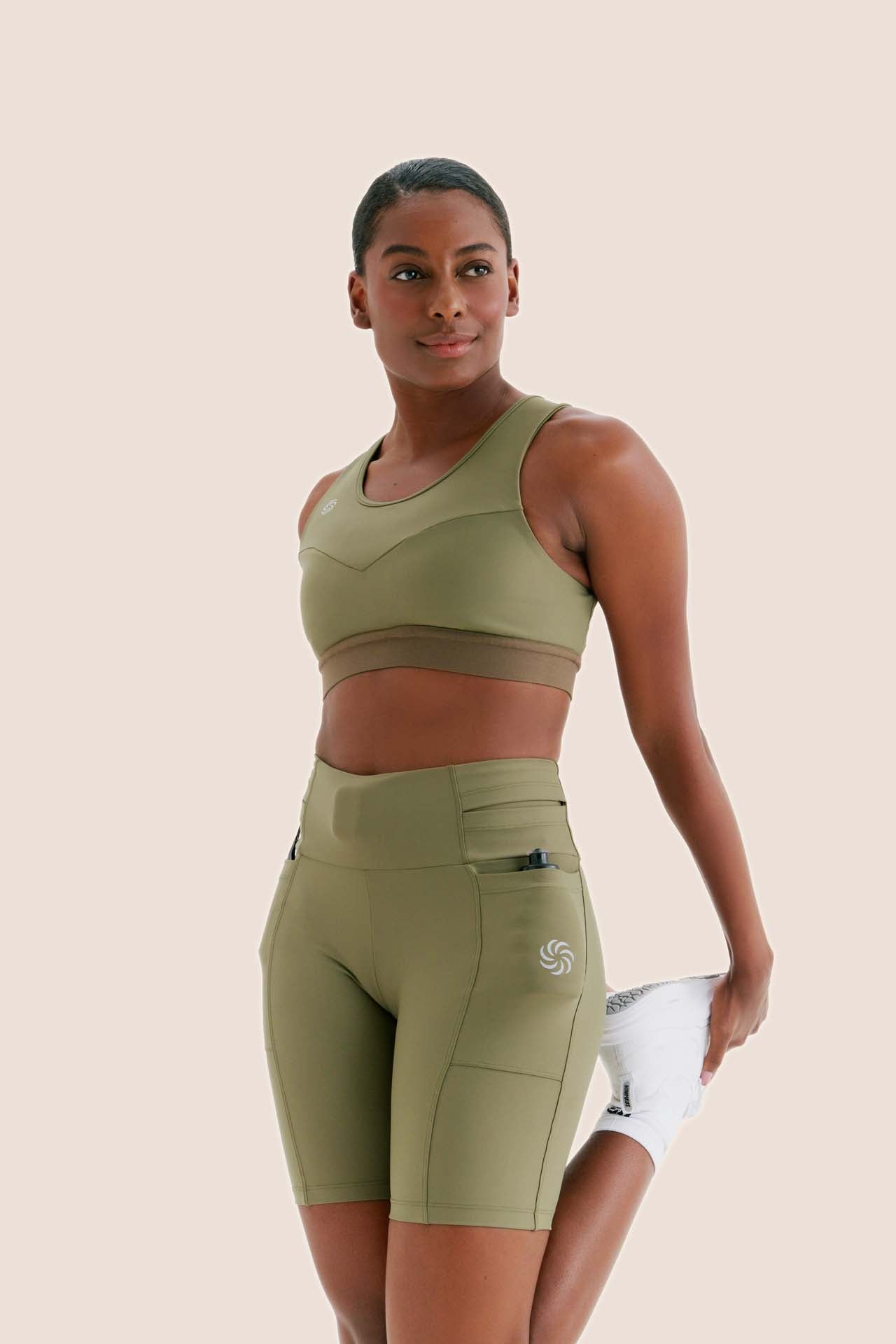 TOP DE COMPRESSÃO COM BOLSO RECORTES TOTAL EMANA VERDE MUSGO